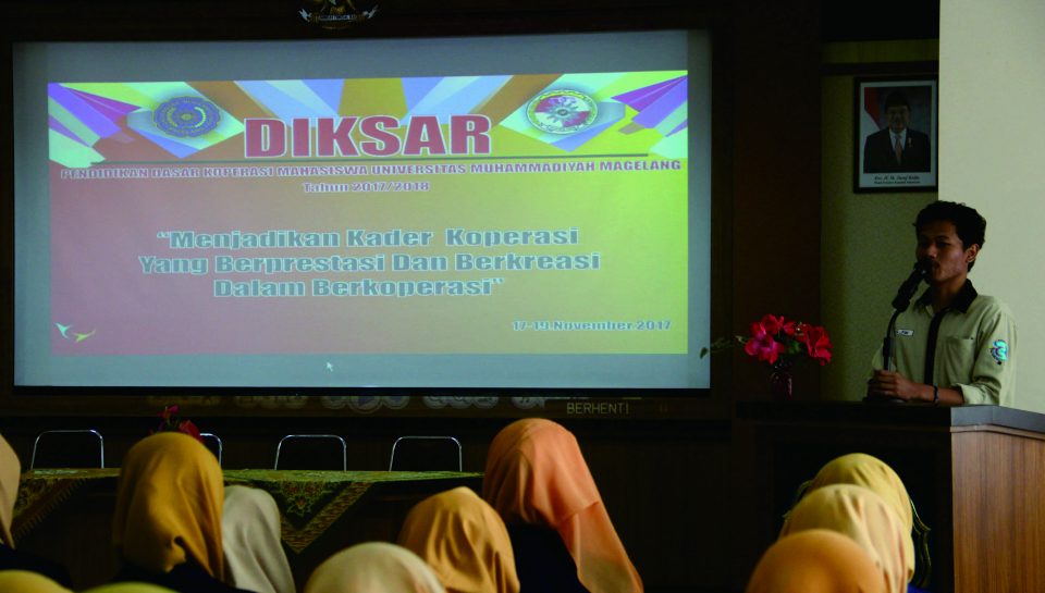 Wakil Presiden Mahasiswa BEM UM Magelang sedang membuka acara diksar Kopma.