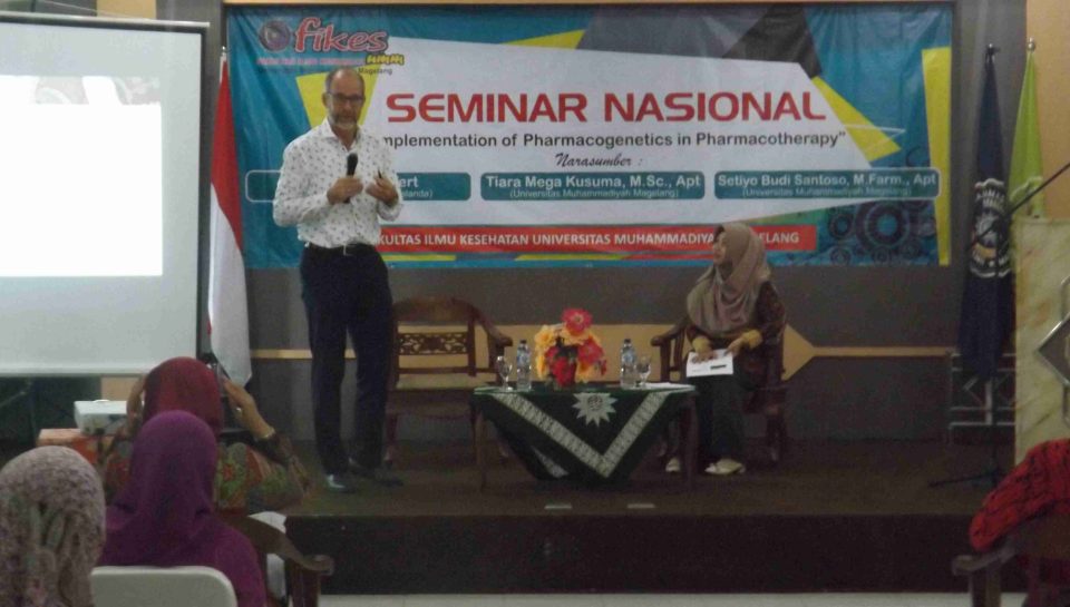 Prof. Dr BOB sedang menyampaikan materi di hadapan audience