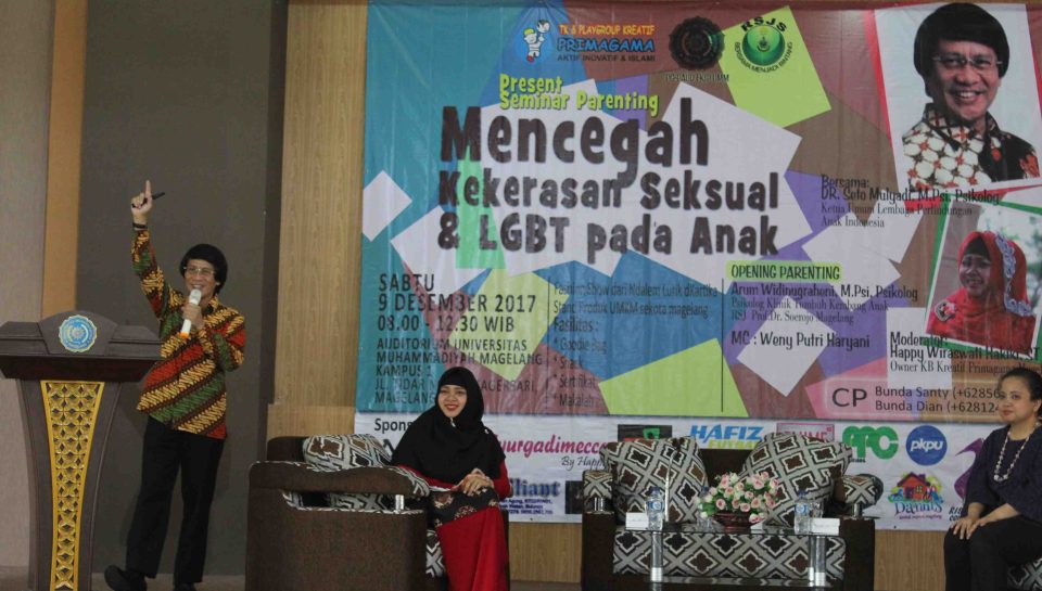 upload Kak Seto sedang memberikan materi kepada peserta di auditorium UM Magelang