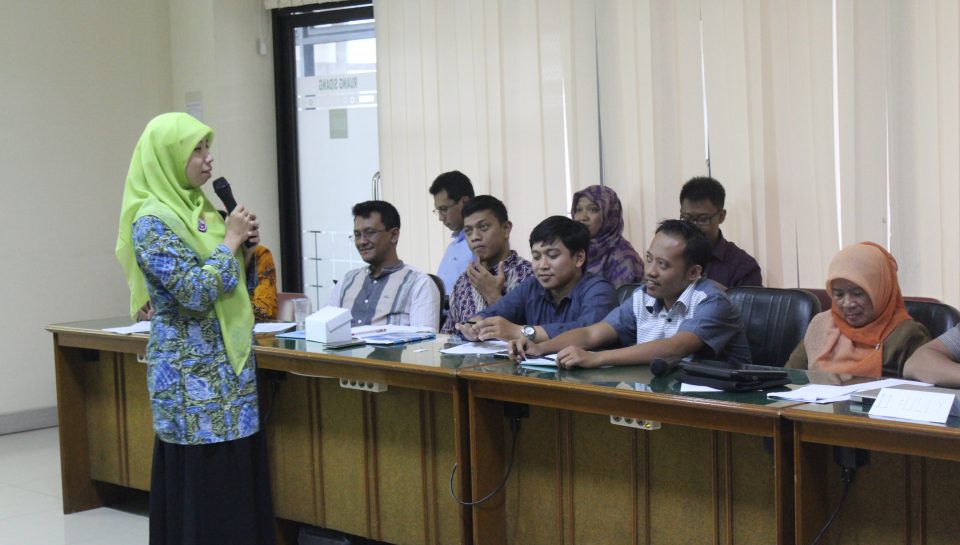 IMG_7739 Dr Heni Setyowati ER,S.Kp,M.Kes, Ketua LP3M UM Magelang, saat memberikan penjelasan ke para dosen.(Foto: humas)