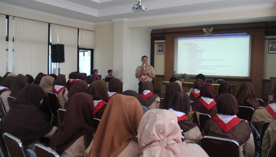 IMG_7988 Pengurus UKM Racana sedang menyampaiakan materi kepada peserta pelatihan kjepramukaan.