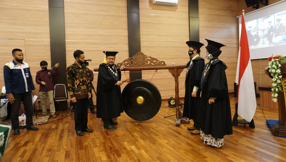 Pemukulan Gong oleh Rektor di PKK Maba Pemukulan Gong oleh Rektor di PKK Maba