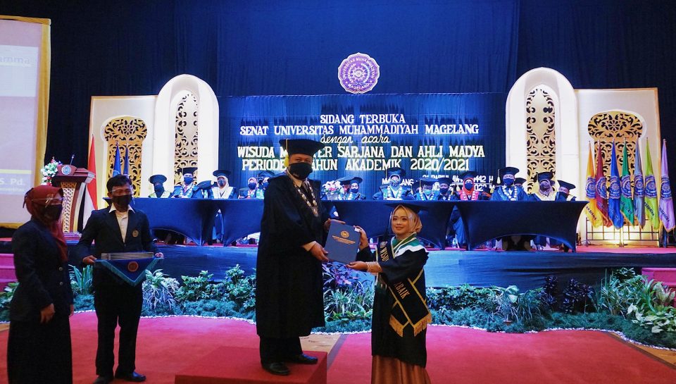 REktor bersama wisudawan terbaik