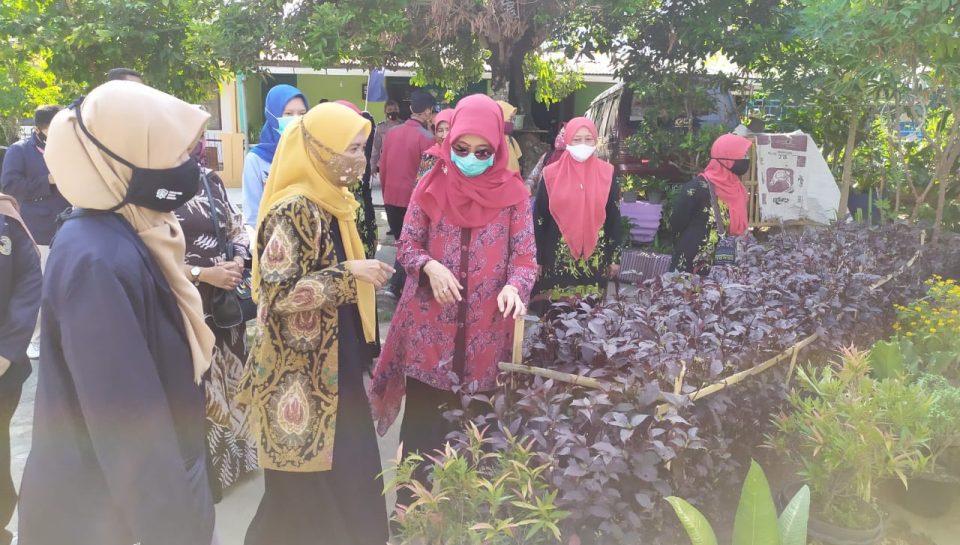 Ketua TP-PKK bersama mahasiswa