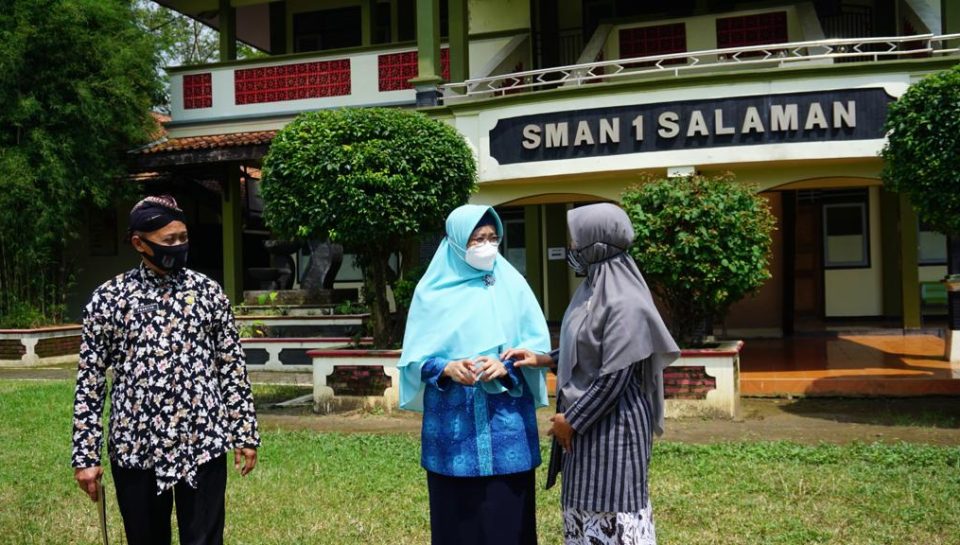 Rektor berbincang dengan guru pengampunya 3 Rektor berbincang dengan guru pengampunya 3