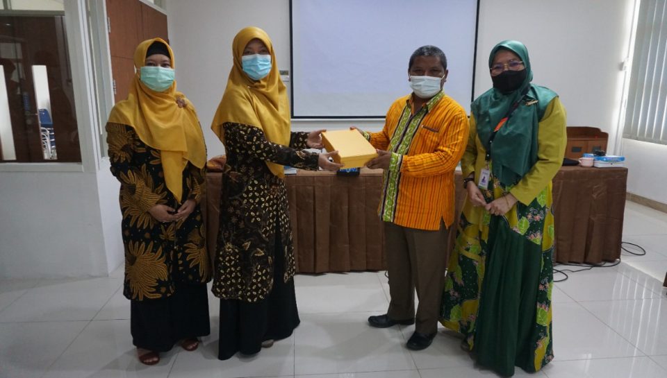 Dekan FT memberikan kenang-kenangan kepada UAD Dekan FT memberikan kenang-kenangan kepada UAD