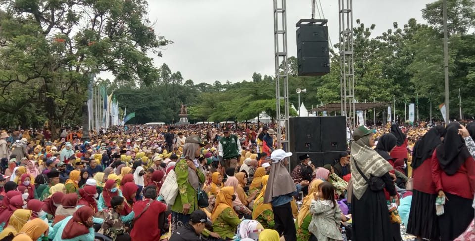 Rombongan penggembira Muktamar 48 di Area Stadion Manahan Rombongan penggembira Muktamar 48 di Area Stadion Manahan