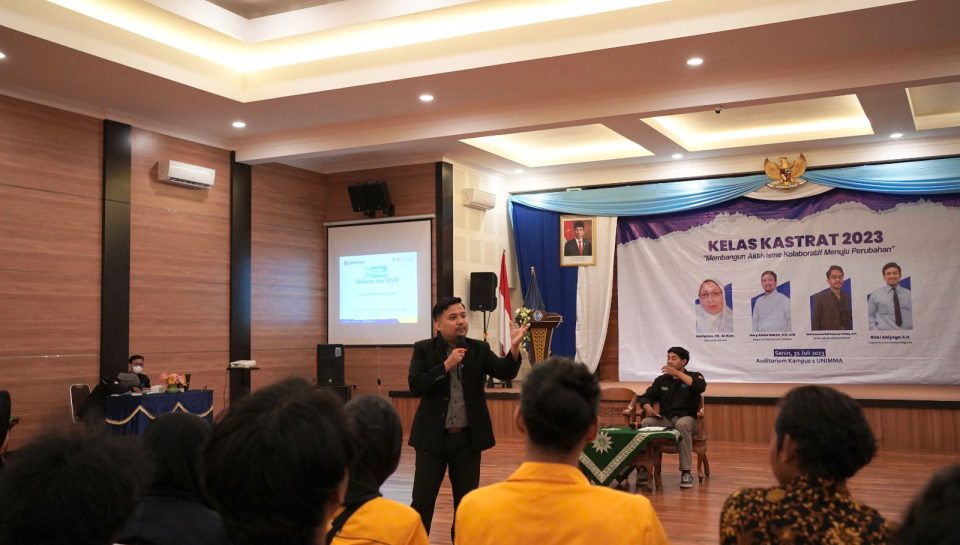 Harry memaparkan materi