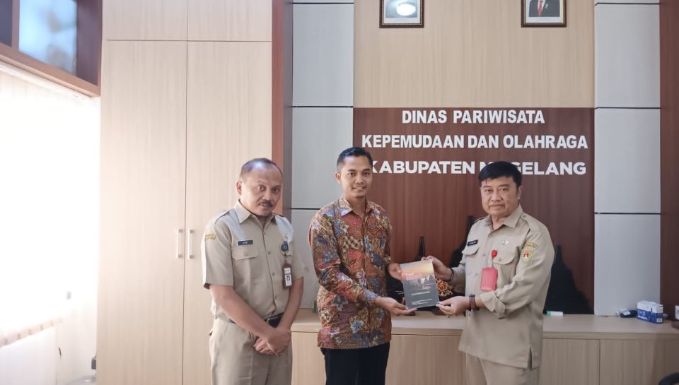 Penyerahan Buku oleh Dakum