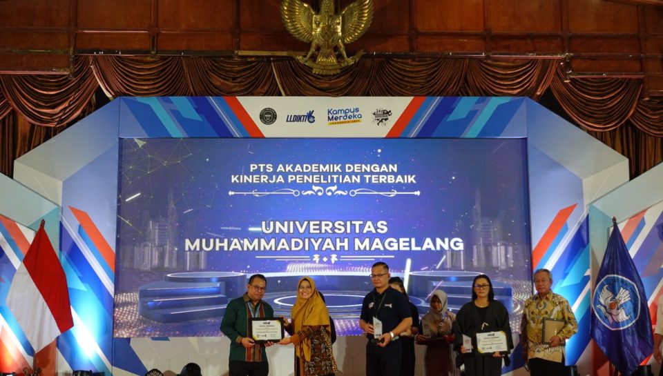 Rektor menerima penghargaan