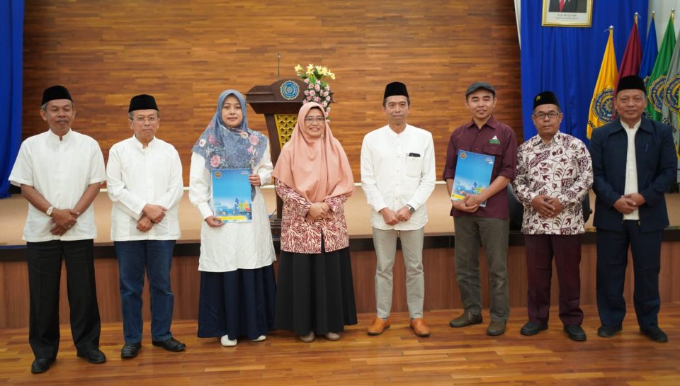 Rektor UNIMMA dan jamaah haji didampingi BPH